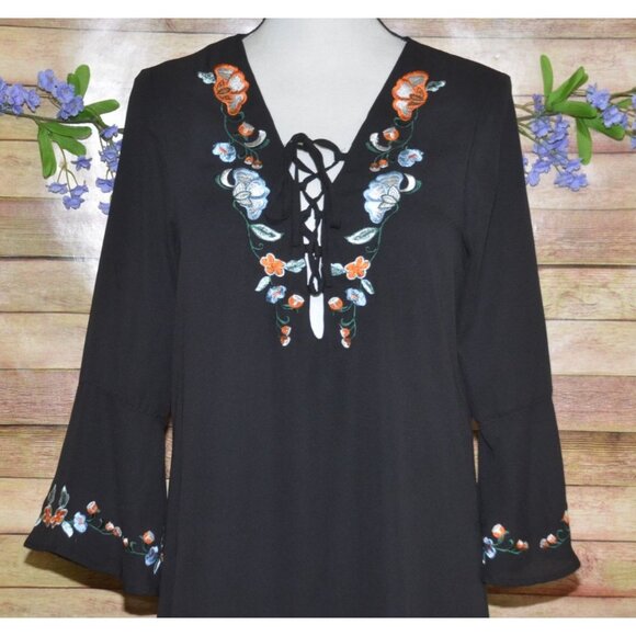 Bleuh Ciel Ladies Black Embroidered Floral Lace Up V-Neck Shift Dress Size M - Picture 2 of 10